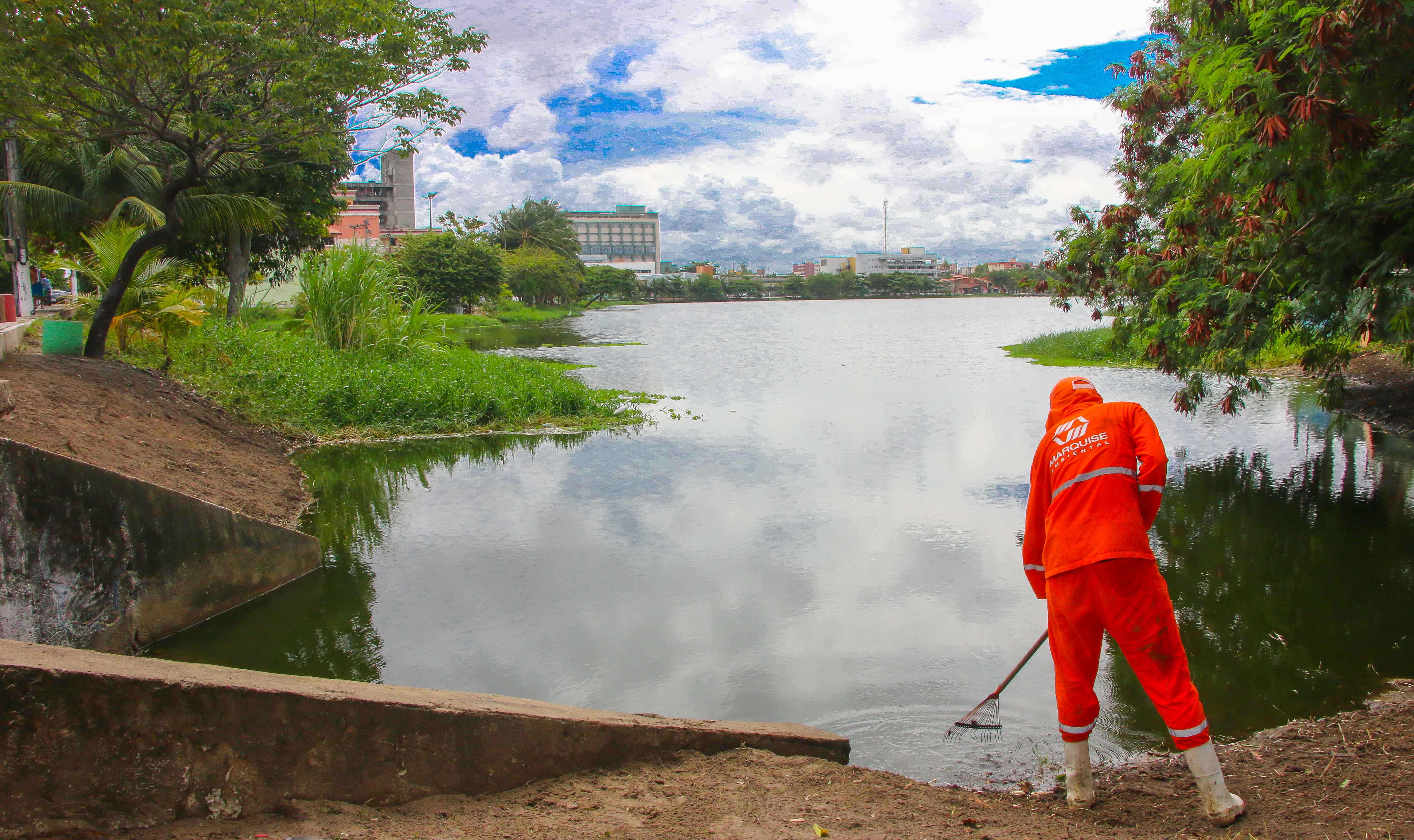 homem trabalhando na limpeza da lagoa do porangabussu